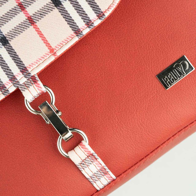 Malá, klopová, crossbody kabelka LENA červená s kárem.